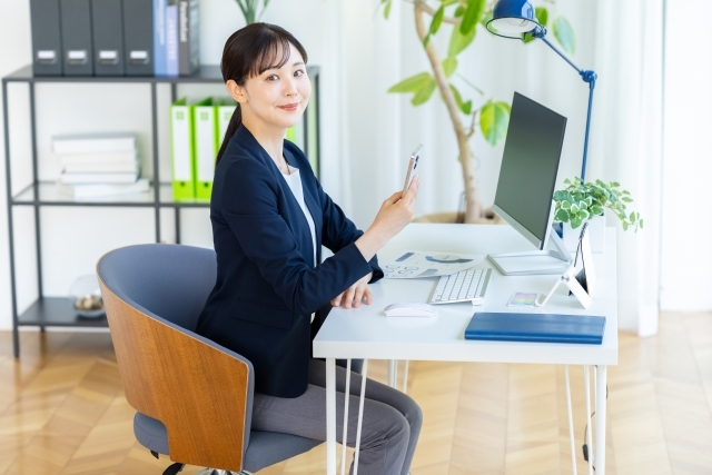 デスクワーク女性