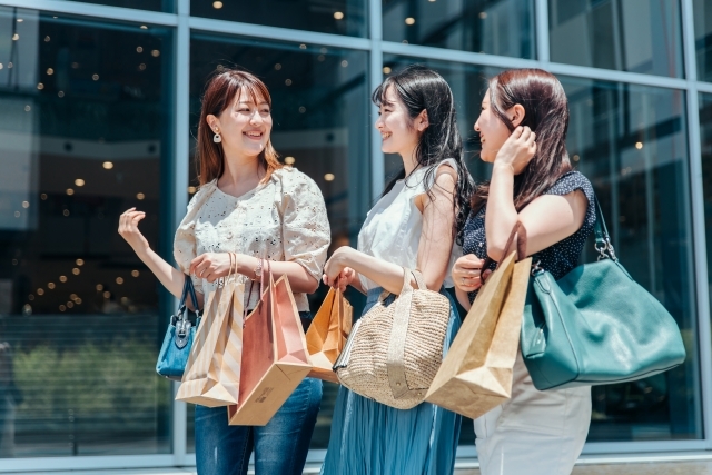 ショッピング女性３人