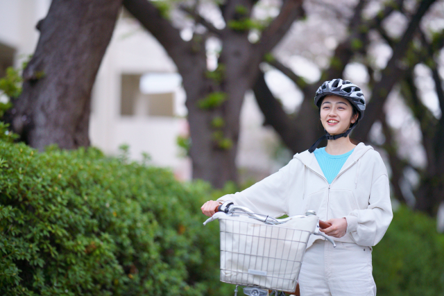 ヘルメット自転車乗る女性