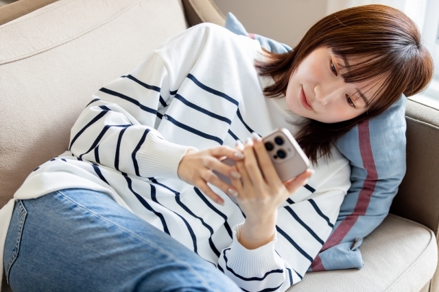 ソファでスマホ女性