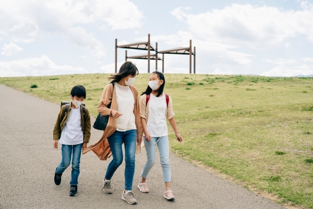 親子家族で散歩お出かけ