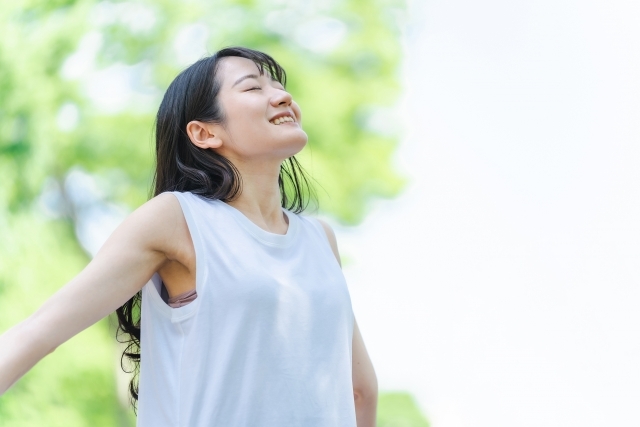 リフレッシュ深呼吸女性