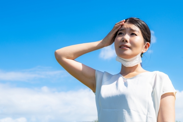 真夏のマスクと暑さ対策女性