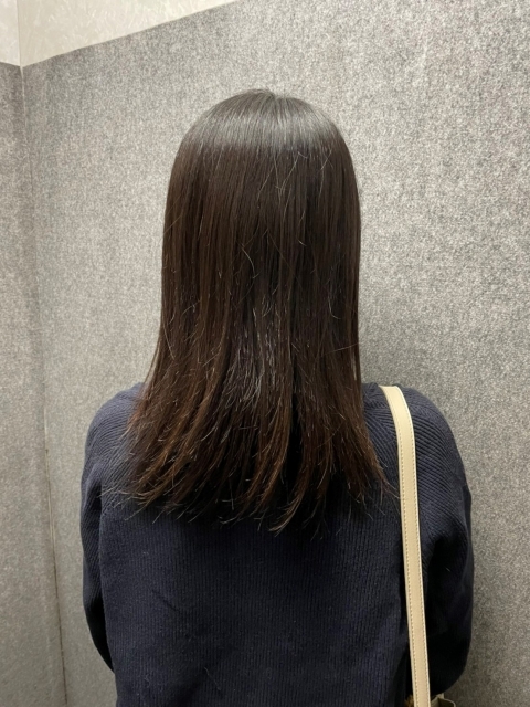 後ろ髪女性