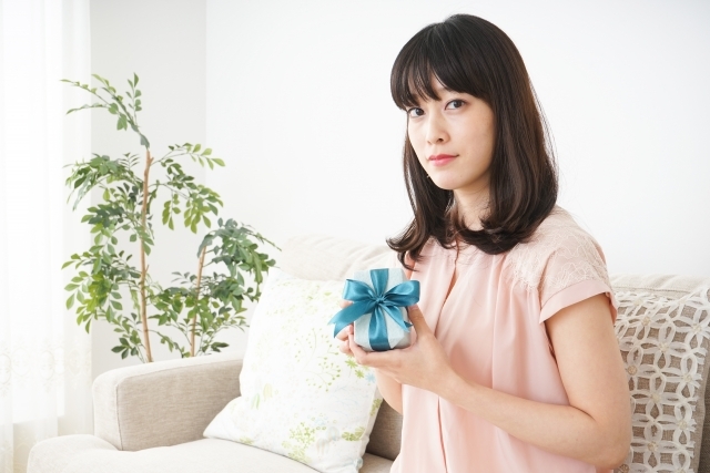 プレゼントもらう女性