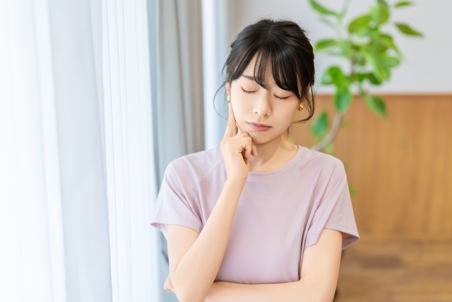 考える悩む女性