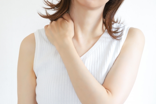 右肩を触る女性