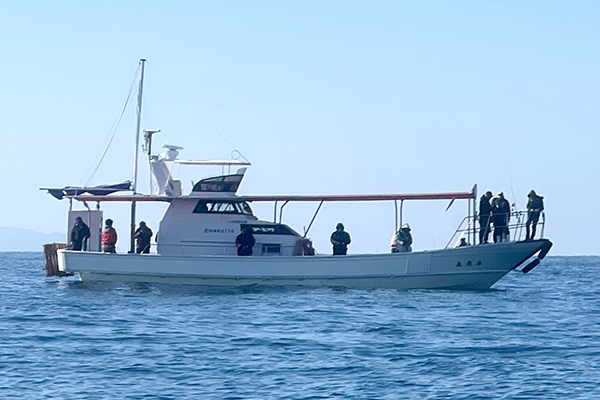 赤テントが目印の1号艇