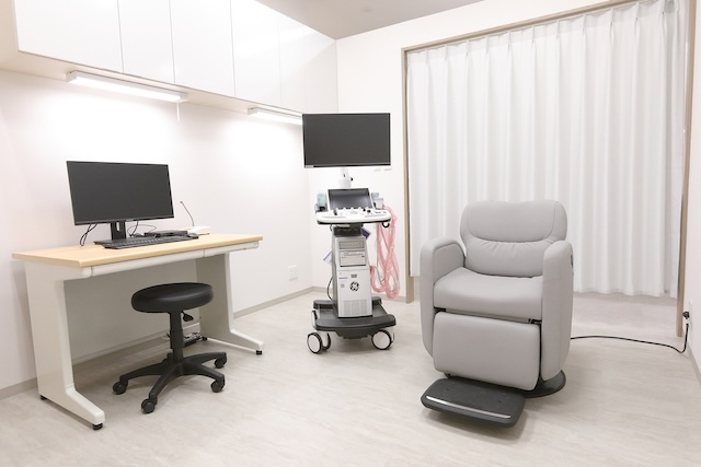 07超音波診断装置・リクライニングチェア