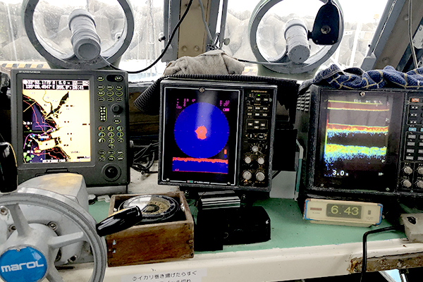 魚群探知機、GPS、レーダーなど装備